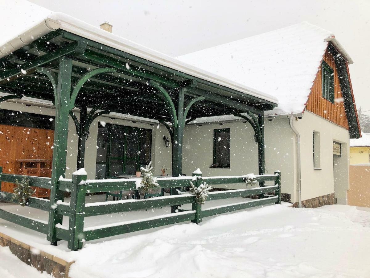 Sasfeszek Vendeghaz Hotel Зирц Екстериор снимка