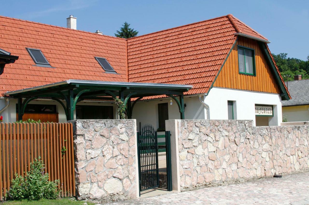 Sasfeszek Vendeghaz Hotel Зирц Екстериор снимка