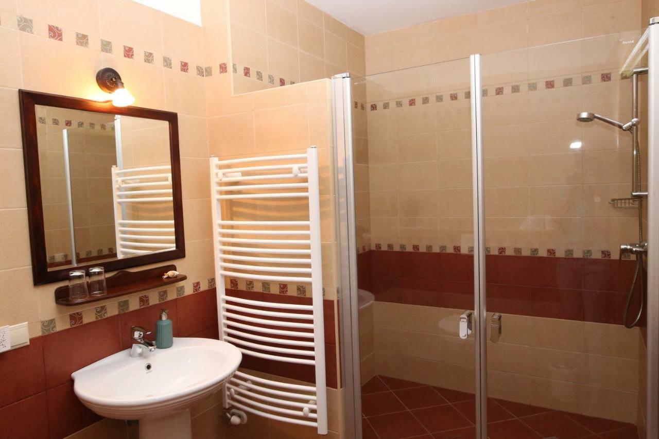 Sasfeszek Vendeghaz Hotel Зирц Екстериор снимка