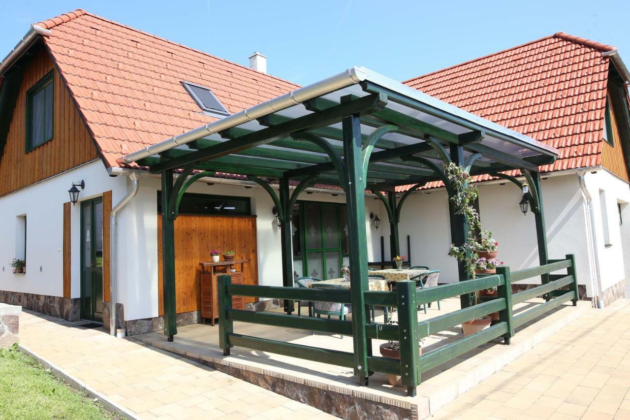Sasfeszek Vendeghaz Hotel Зирц Екстериор снимка